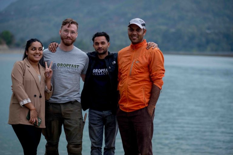 Breaking the Silence of the Road: How Digital Nomads Are Weaving Genuine Networks and Conquering Loneliness by 2026